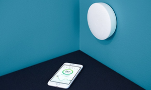 Airthings Wave Plus ja puhelin vieressä