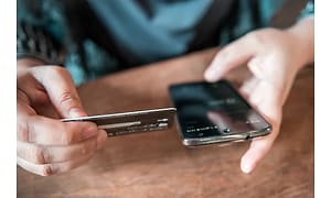 kuva luottokortista ja älypuhelimesta