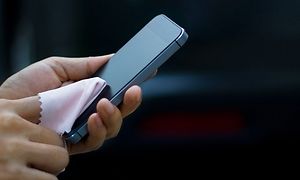 Telecom - Cleaning of a phone - hero image - 1260x600