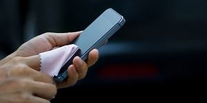 Telecom - Cleaning of a phone - hero image - 1260x600