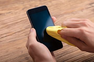 Telecom - Cleaning of a phone with a yellow cloth - 630x420