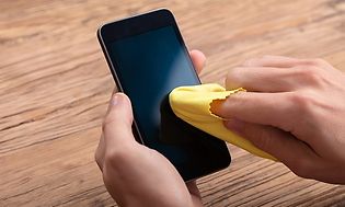 Telecom - Cleaning of a phone with a yellow cloth - 630x420