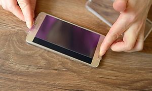 Telecom - Mounting screen protection to a phone - 630x420