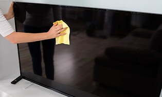television näytön puhdistaminen mikrokuituliinalla